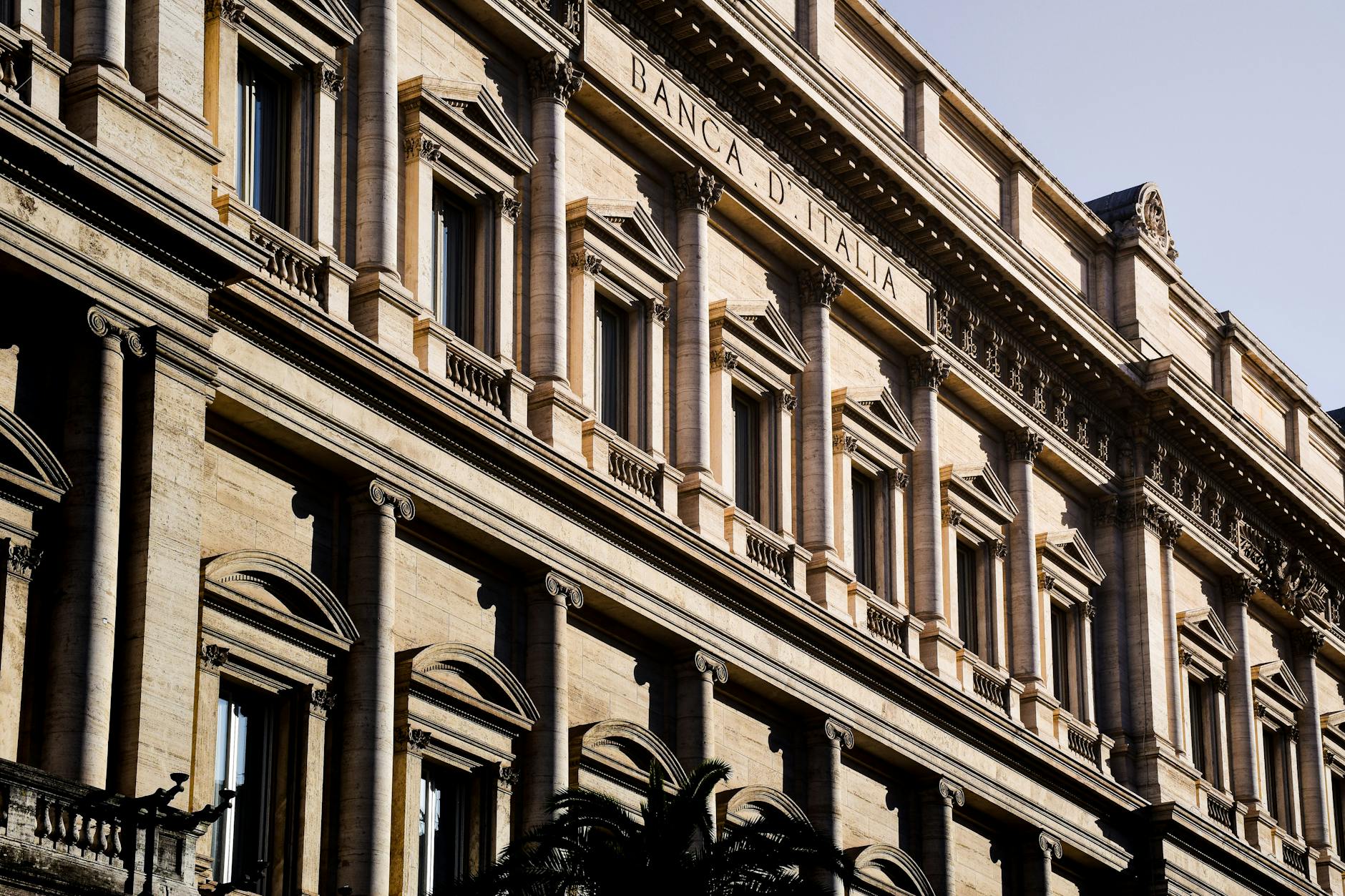 Italian SRL share capital requirements: notarial deed and company documents in Italy.